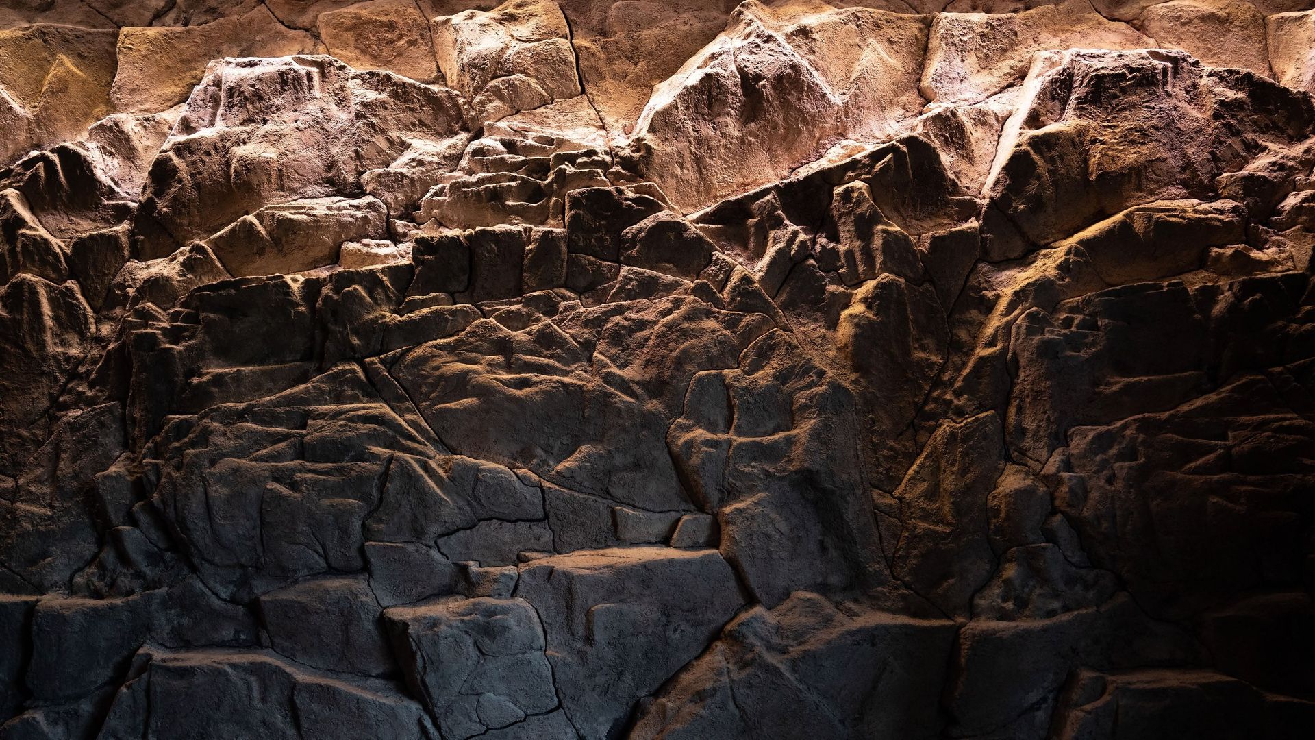Mur en pierre Óros éclairé en lumière rasante