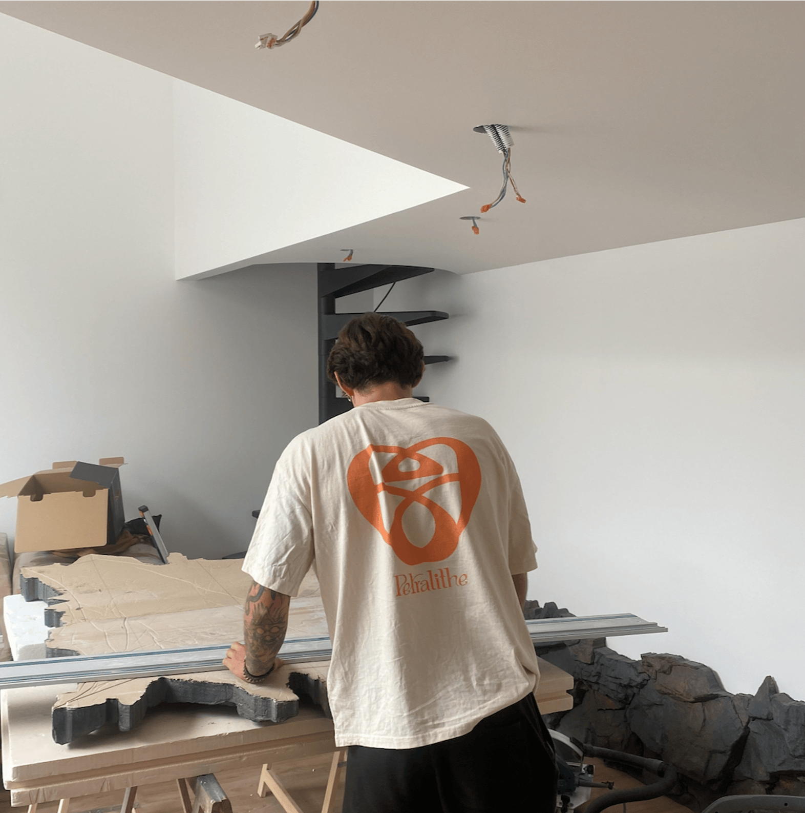 Poseur préparant l'installation d'un panneau mural décoratif imitation pierre Óros