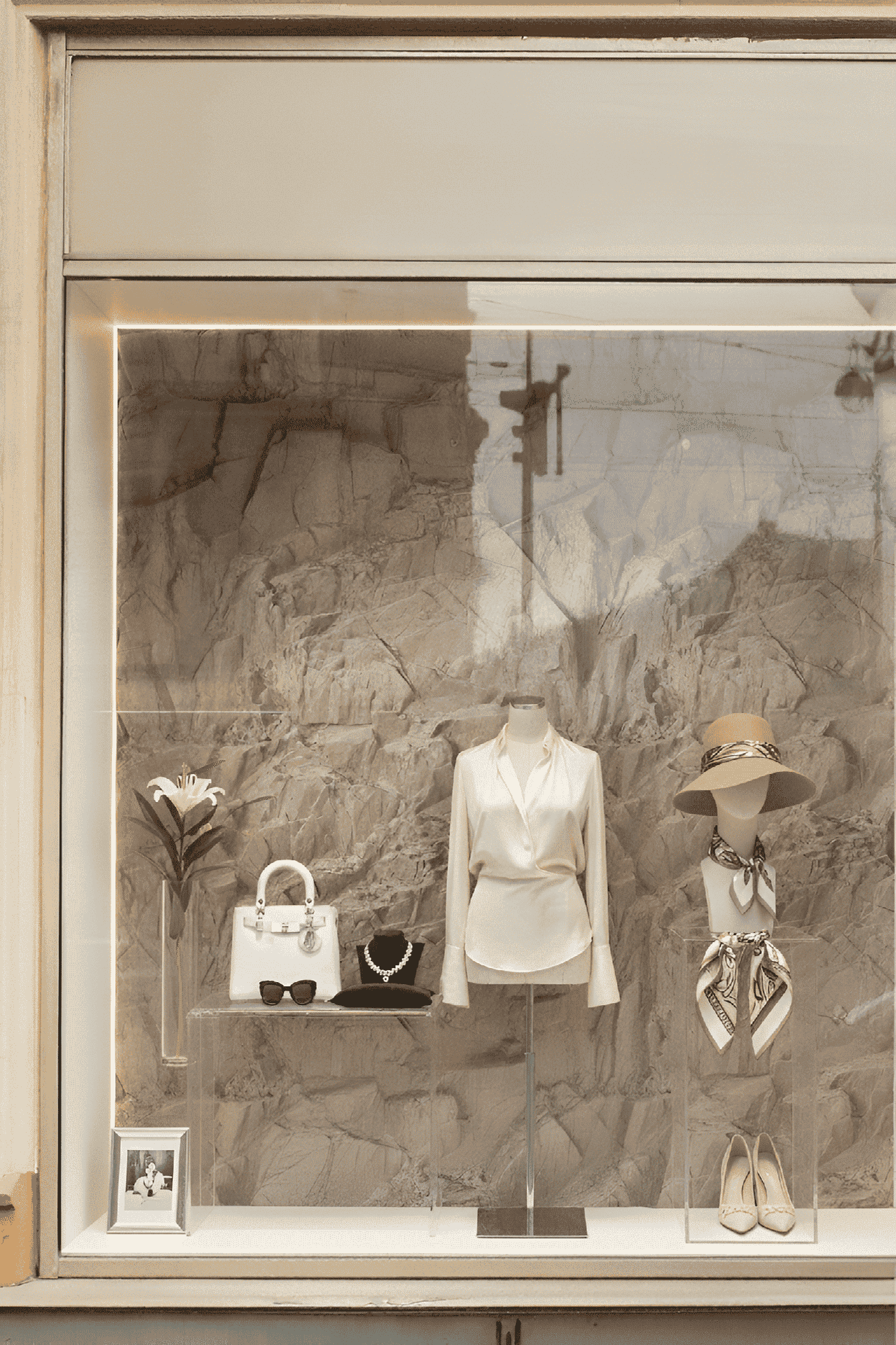 Fond de vitrine de joaillerie en paroi rocheuse