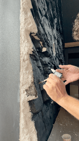 Finitions des joints entre panneaux muraux décoratifs imitation pierre Óros